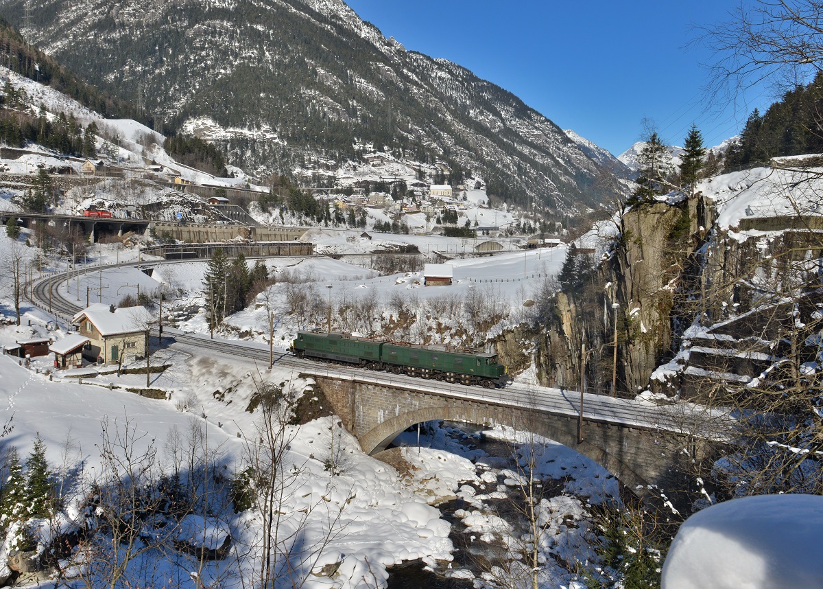 Ae 8/14 11801 am 11.02.2015 bei Wassen. 