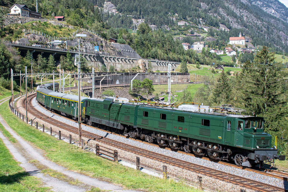 Ae 8/14 11801 ist mit einem Sonderzug anlässlich der Gotthard Bahntage auf dem Weg in Richtung Göschenen. Aufgenommen am 18.09.2021 kurz vor der Einfahrt in den Wattinger Kehrtunnel.