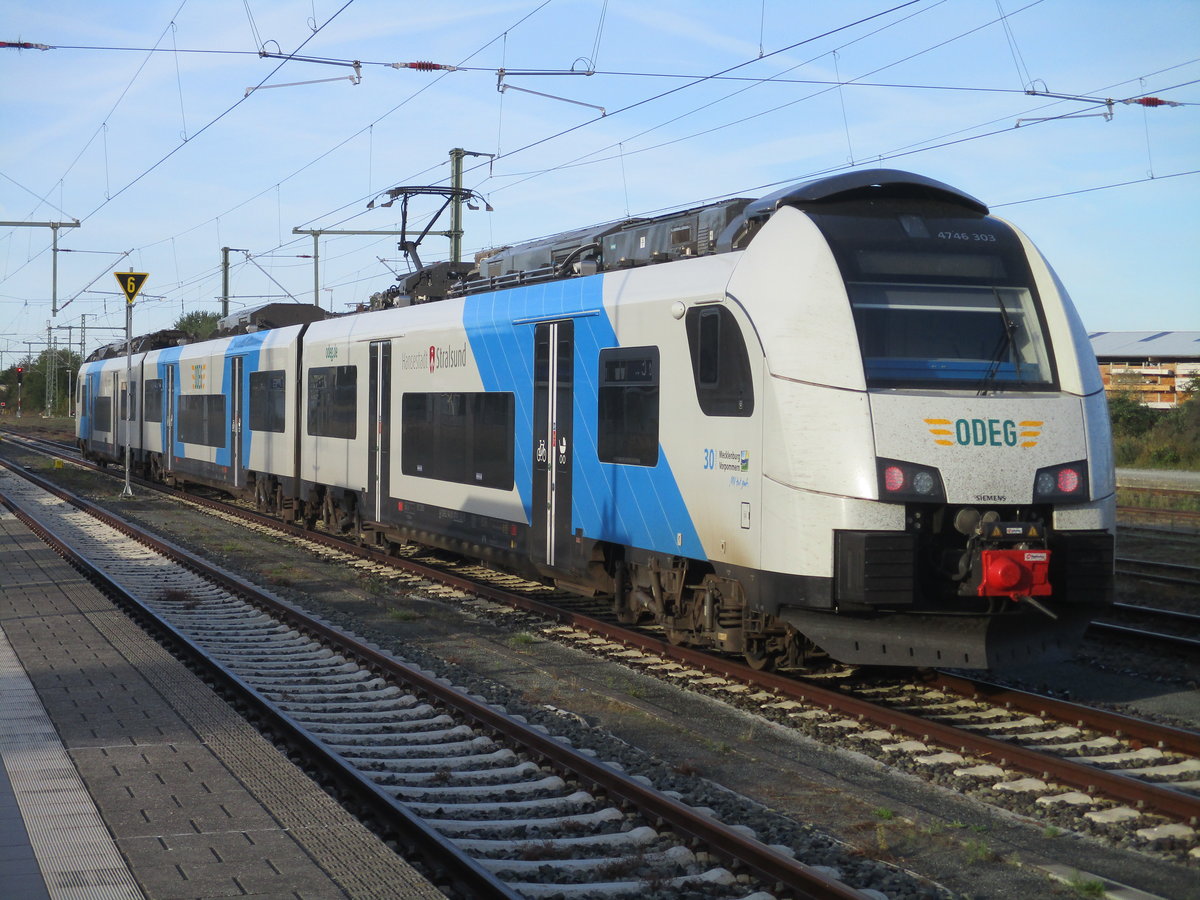 Ähnlich wie der Flirt 429 028 trägt auch der ODEG 4746 303 die Bezeichnung  Stralsund .Aufgenommen,am 19.September 2020,in Bergen/Rügen.