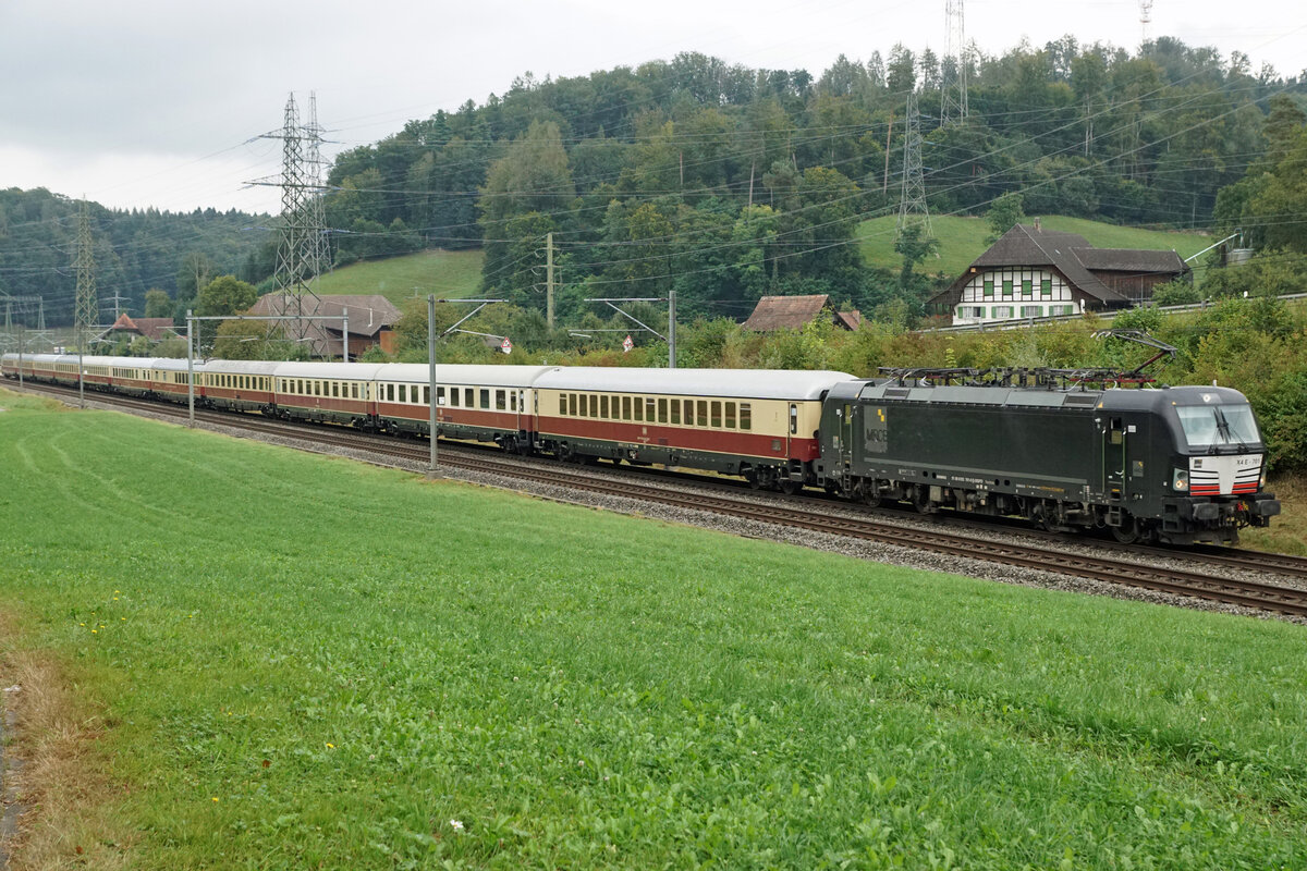 AEk Reingold-Express in der Schweiz.
AEk Rheingold auf der Fahrt nach Domodossola mit der MRCE Vectron X 4 E-701 und elf Luxuswagen bei Wynigen am15. September 2021.
Foto: Walter Ruetsch 