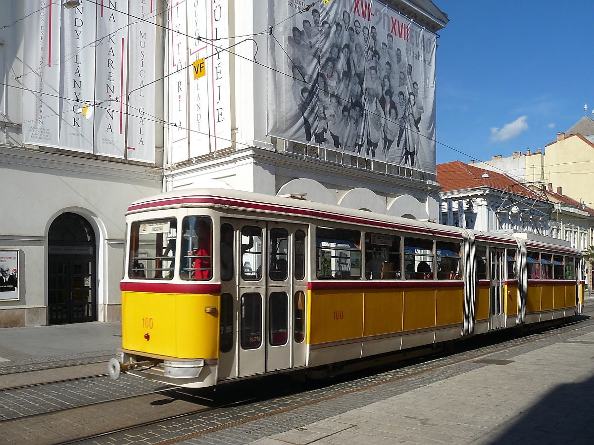Ältere Straßenbahn vor dem Stadttheater in Miskolc, 10.7.16