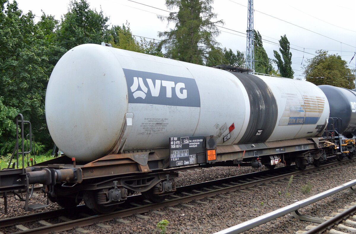 Älterer Drehgestell-Kesselwagen vom Einsteller VTG AG mit der Nr. 37 RIV 80 D-VTG 7836 657-2 Zans, Ladegut lt. UN-Nr.: 33/1203 = Benzin mit Uralt Firmenlogo TIPHOOK RAIL in einem Kesselwagenzug am 17.08.21 Berlin Buch.