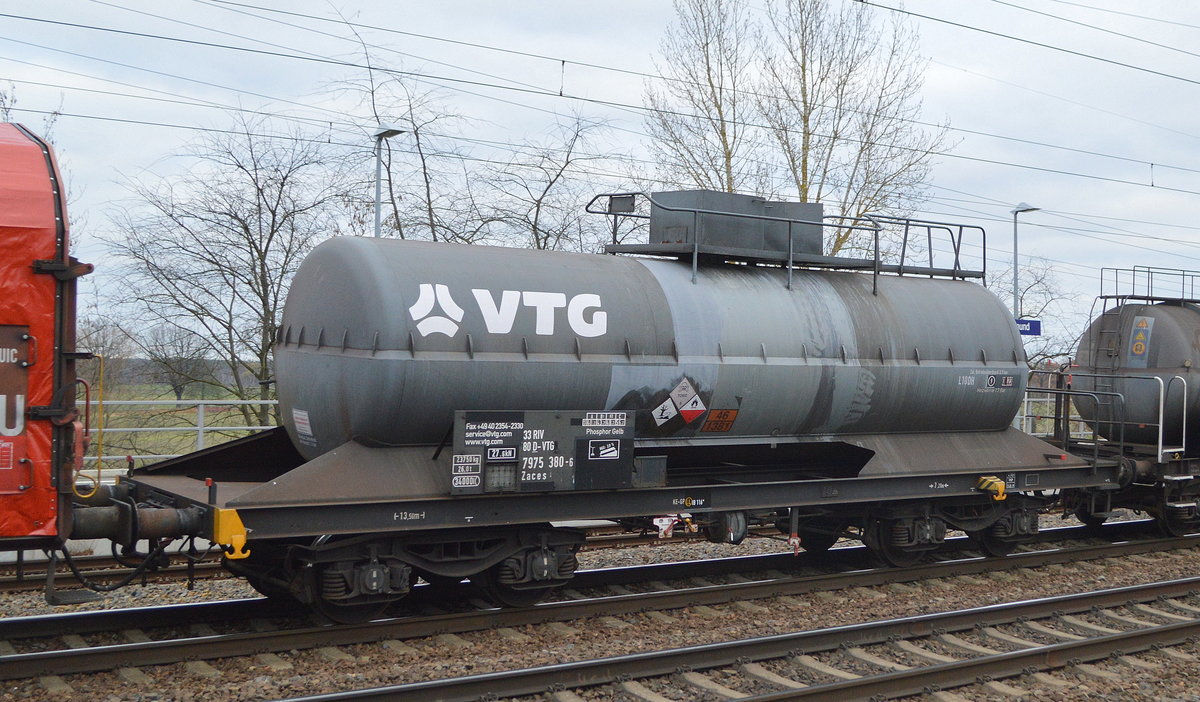 Älterer Kesselwagen vom Einsteller VTG mit der Nr. 33 RIV 80 D-VTG 7975 380-6 Zaces Aufschrift: Phosphor Gelb siehe auch UN-Nr.: 46/1381 in einem gemischten Güterzug am 28.11.20 Bf. Saarmund. 
