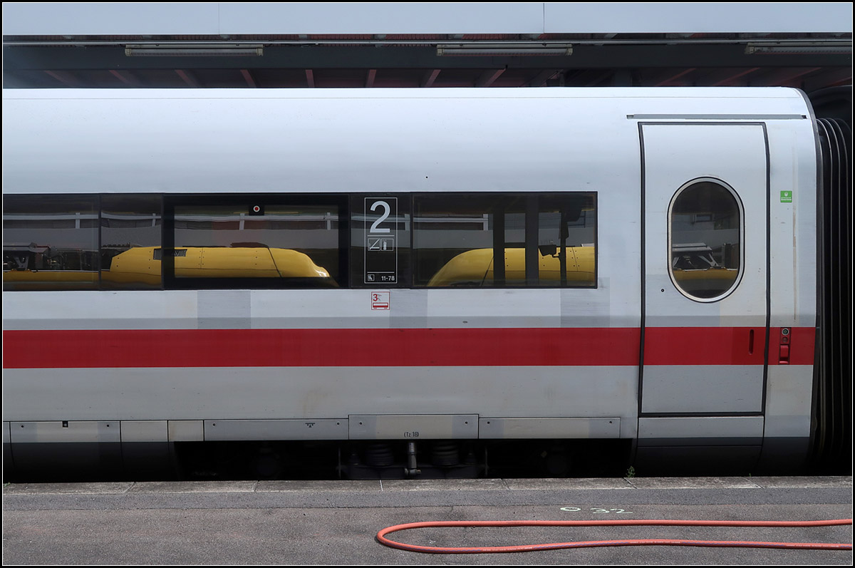 Ältlicher ICE trifft neuen Regionalzug -

Zwei Flirt 3-Höcker im Fensterband des in die Jahre gekommenen ICE 1-Zuges.

Stuttgart Hauptbahnhof, 01.08.2019 (M)