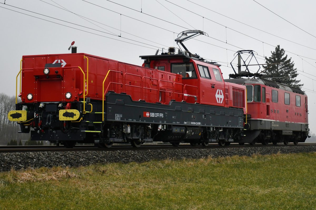 Aem 940 008-6 zusammen mit Ex-Swiss Express Re 4/4 II 11133 in Oberbuchsiten am 23.01.2020.