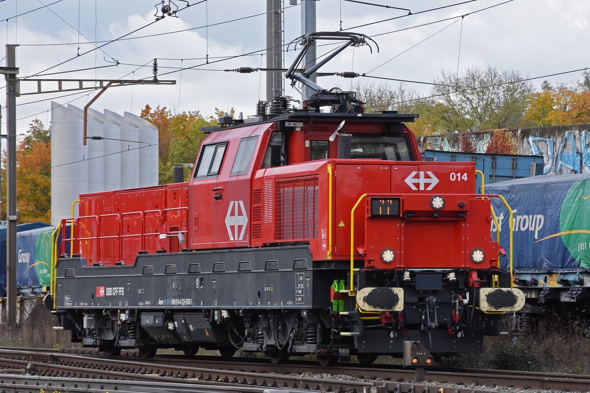 Aem 940 014 4 durchfährt solo den Bahnhof Pratteln. Die Aufnahme stammt vom 05.11.2021.