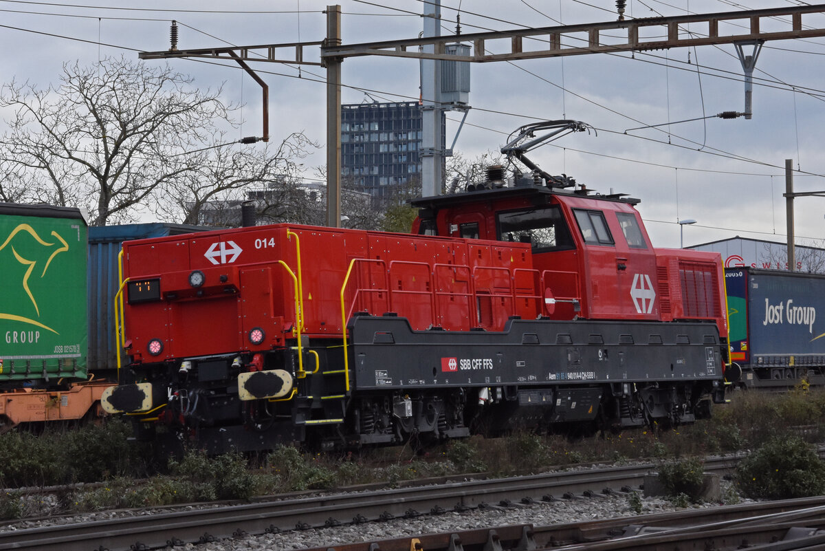 Aem 940 014-4 durchfährt solo den Bahnhof Pratteln. Die Aufnahme stammt vom 05.11.2021.
