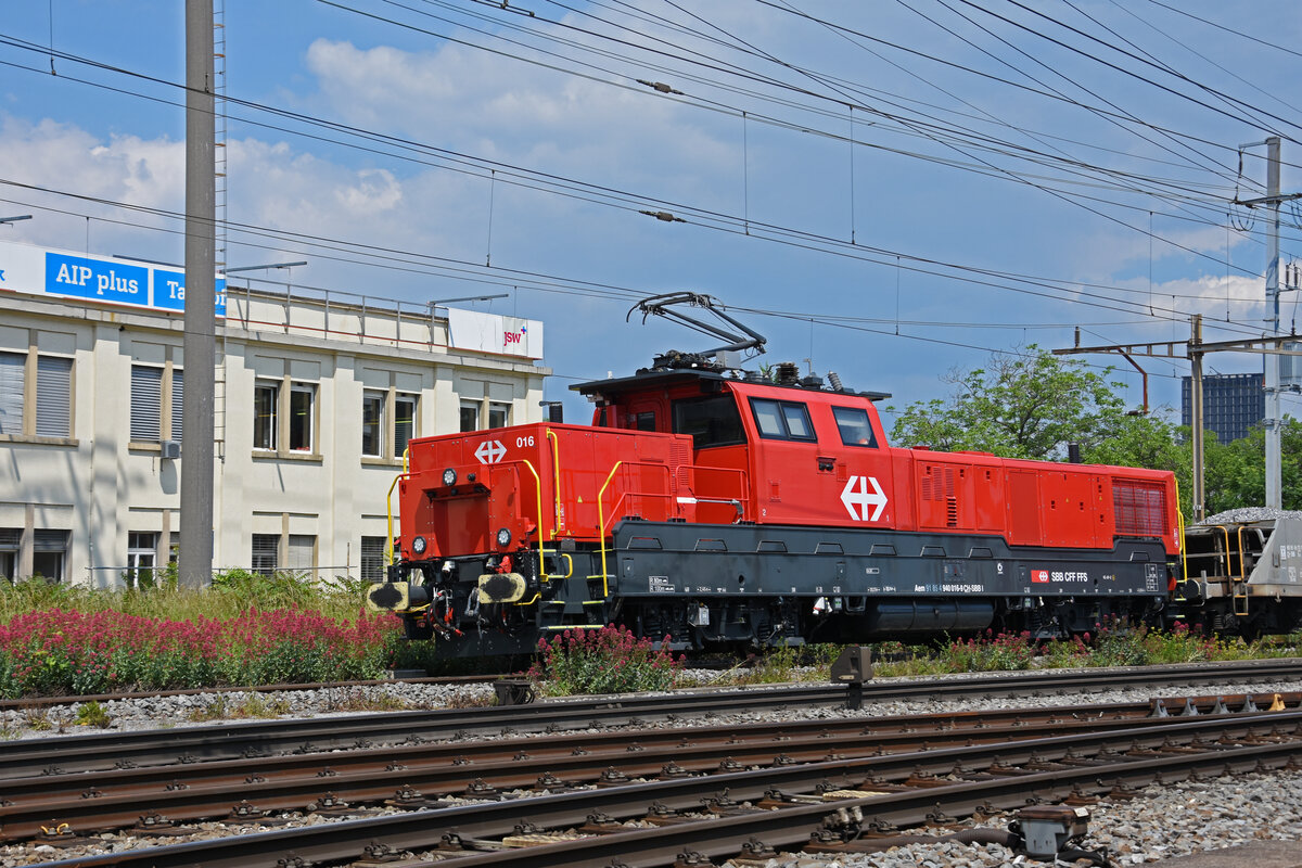Aem 940 016-9 durchfährt den Bahnhof Pratteln. Die Aufnahme stammt vom 11.06.2021.