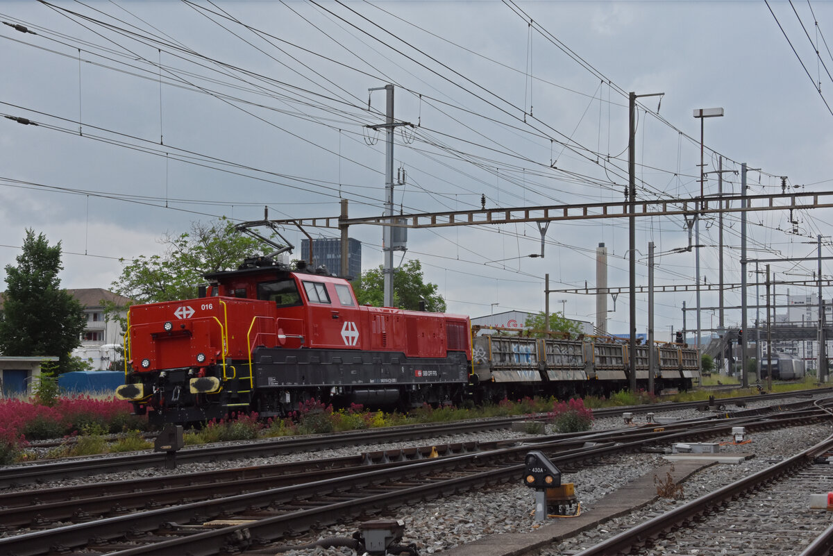 Aem 940 016-9 durchfährt den Bahnhof Pratteln. Die Aufnahme stammt vom 08.06.2021.