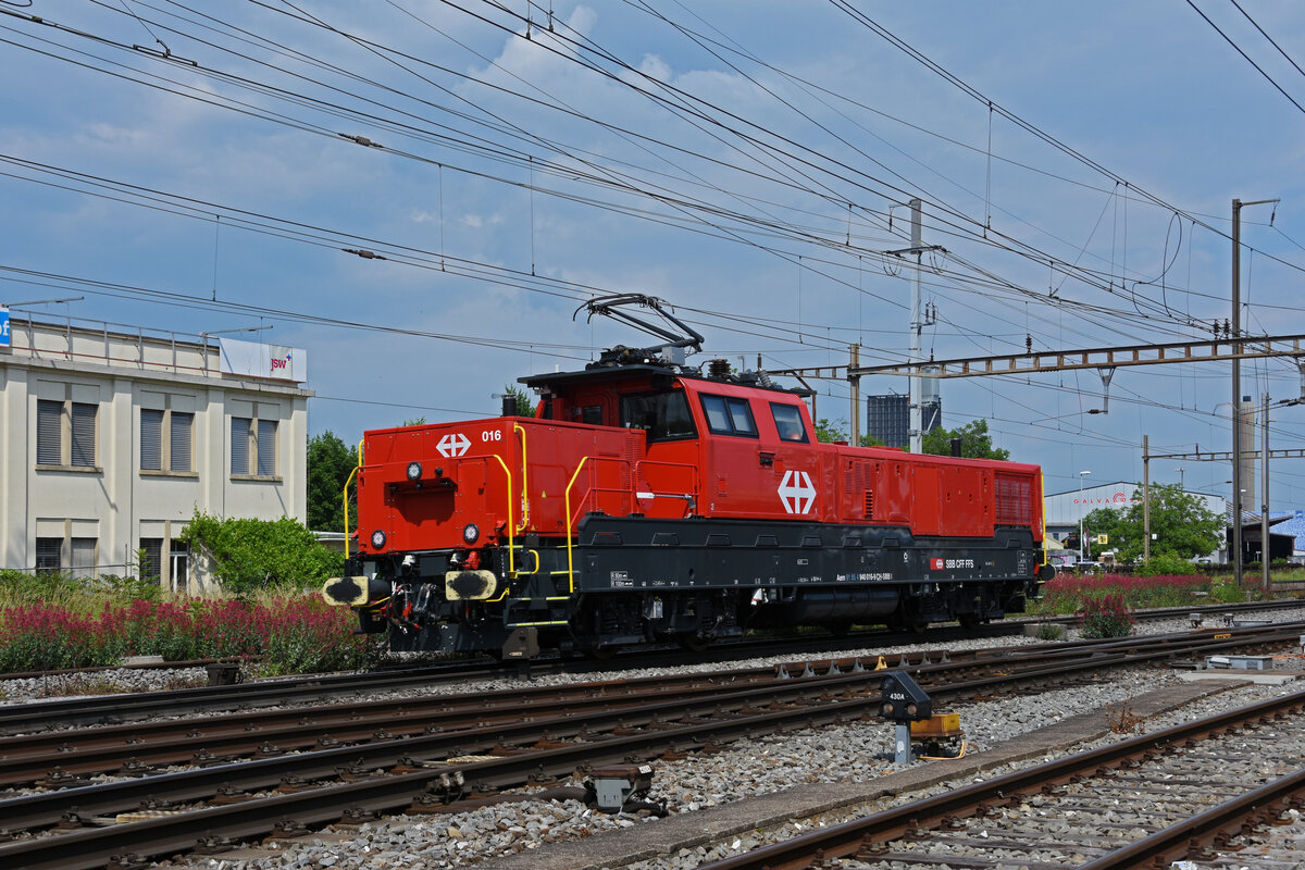 Aem 940 016-9 durchfährt solo den Bahnhof Pratteln. Die Aufnahme stammt vom 11.06.2021.