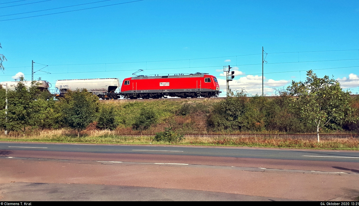 Äußerst pünktlich begegnet mir der sonntägliche Staubgutzug am Abzweig Leuchtturm in Halle (Saale). Gerade noch an die Ecke Leipziger Chausee/Pflaumenweg gelangt, reichte es immerhin für diesen Zufalls-Schnappschuss der Zuglok 156 003-6, die nach einem Signalhalt glücklicherweise recht langsam anfährt.

🧰 Mitteldeutsche Eisenbahn GmbH (MEG)
🚝 DGS 99641 Röblingen am See–Böhlen(Leipzig)
🚩 Bahnstrecke Magdeburg–Leipzig (KBS 340)
🕓 4.10.2020 | 13:21 Uhr

(Smartphone-Aufnahme)