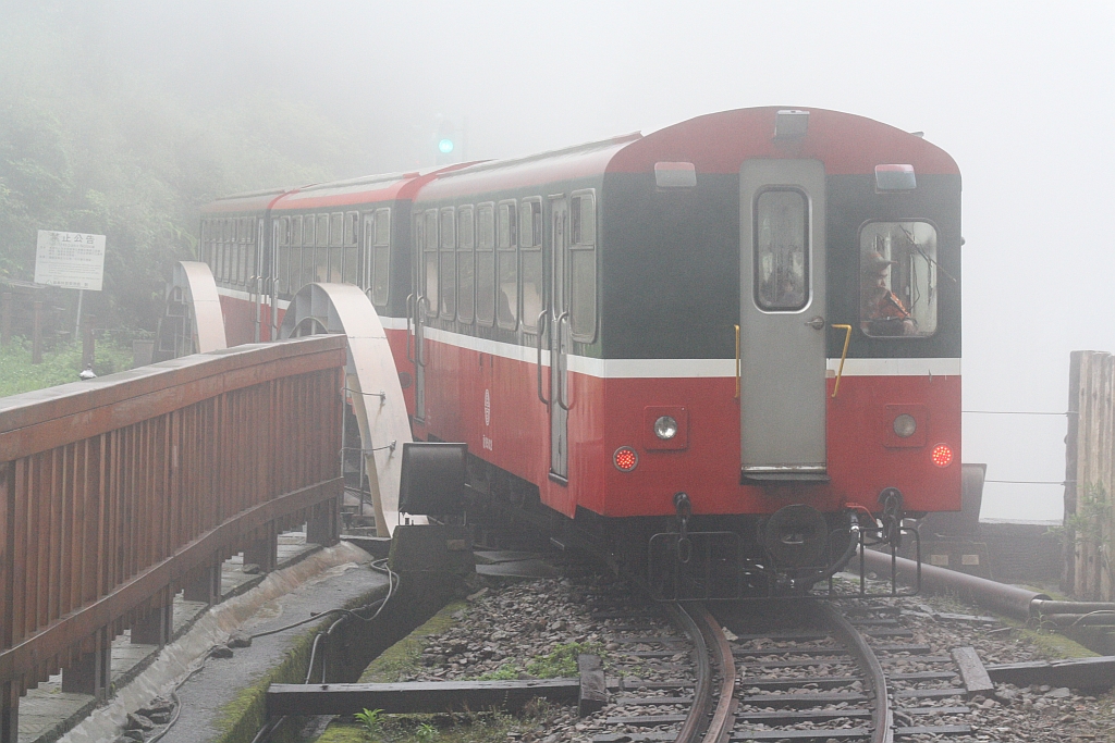 AFR C8502 am 05.Juni 2014 als letzter Wagen vom Zug 113 von der Sacred Tree Station zu der Alishan Station.