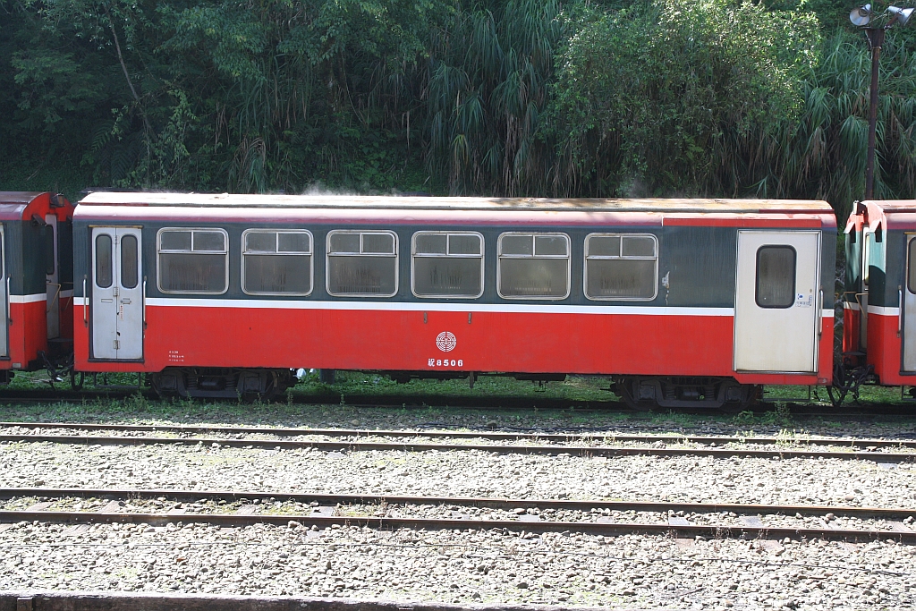 AFR C8506 am 07.Juni 2017 in der Alishan Station. Man beachte die rechte Türe, extra breit damit auch Rollstuhlfahrer die Bahn benützen können.