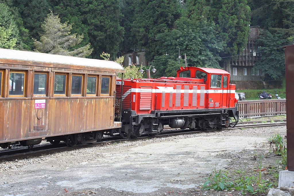 AFR DL31 schiebt am 04.Juni 2014 Zug 49 von Alishan Station in die Chaoping Station.