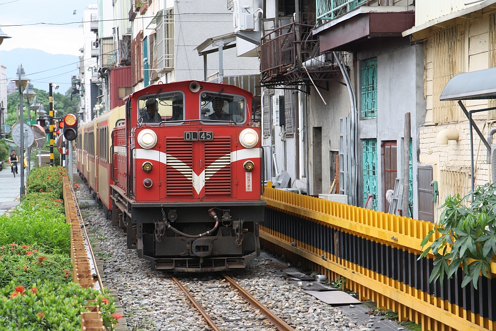 AFR DL45 (B'B', dh, Nippon Sharyo, Bj.2006, Fab.Nr. 3427) fährt am 04.Juni 2017 mit Zug 300 (Beimen Station - Chiayi Station) durch Chiayi.