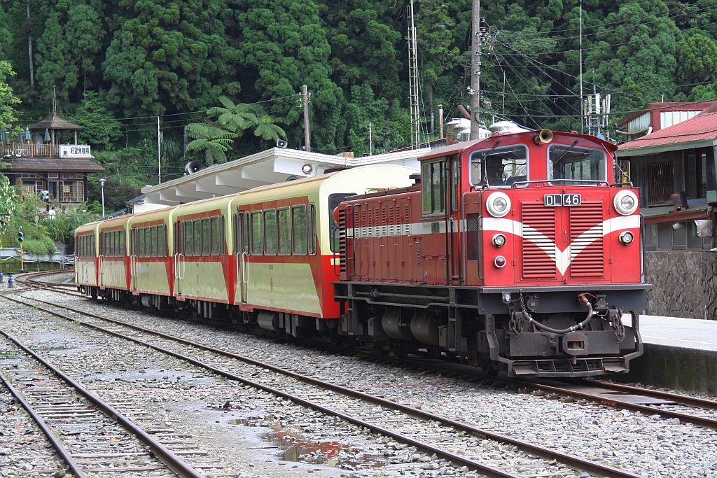 AFR DL46 (Japan Vehicle, Baujahr 2006) mit Zug 2 am 06.Juni 2014 in der Fenchihu Station.