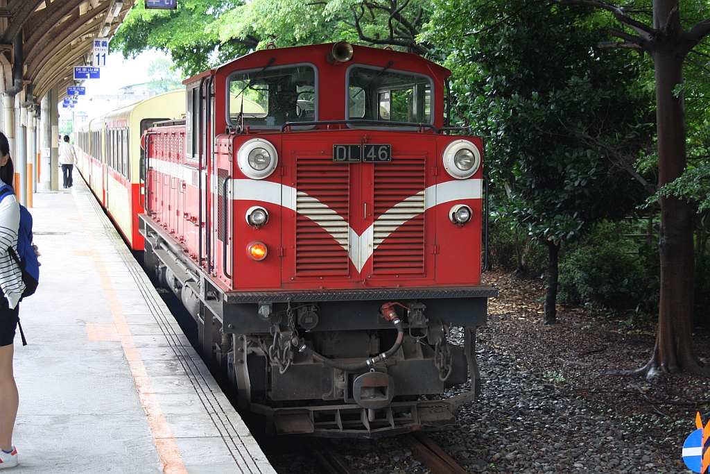 AFR DL46 (Nippon Sharyo, Baujahr 2006) am 06.Juni 2014 abfahrbereit mit Zug 1 in der Chiayi Station.