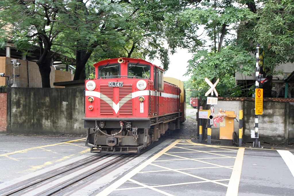 AFR DL47 (B'B', dh, TRSC - Taiwan Rolling Stock Co., Bj.2007, Fab.Nr. 0601) am 04.Juni 2017 am Schluß von Zug 1 (Chiayi Station - Fenqihu Station) auf der Kreuzung mit der Wenhua Road.