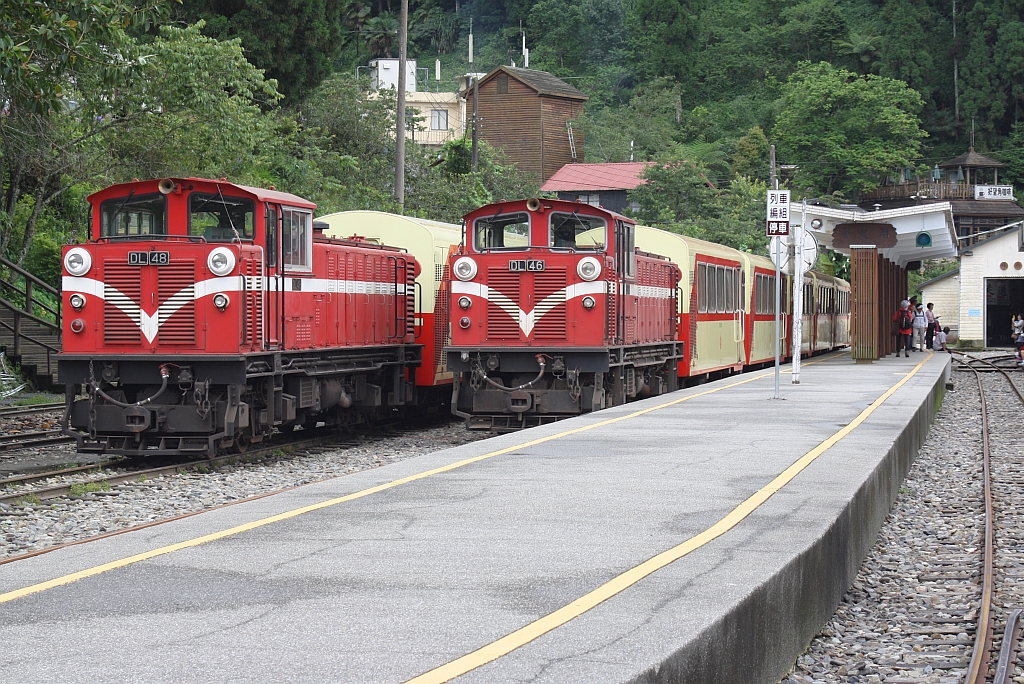 AFR DL48 (TRSC-Taiwan Rolling Stock Co., Baujahr 2007) mit einem Sonderzug und DL46 (Nippon Sharyo, Baujahr 2006) bei der Wende von Zug 1 auf Zug 2 am 06.Juni 2014 in der Fenchihu Station.