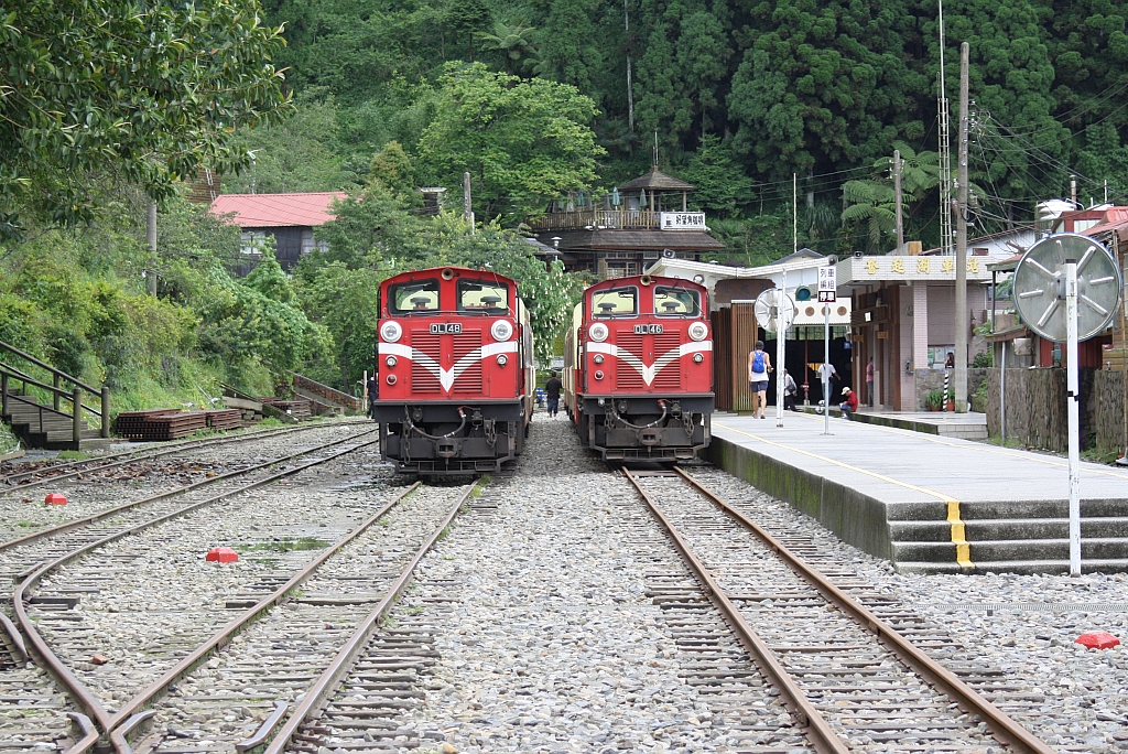 AFR DL48 (TRSC-Taiwan Rolling Stock Co., Baujahr 2007) und DL46 (Nippon Sharyo, Baujahr 2006) am 06.Juni 2014 in der Fenchihu Station.