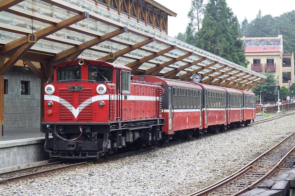 AFR DL50 am 05.Juni 2014 abfahrbereit mit Zug 32 nach Alishan Station in der Chaoping Station.