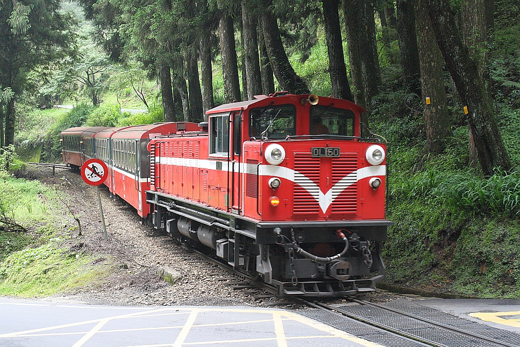 AFR DL50 schiebt am 05.Juni 2014 Zug 35 von Alishan Station zur Chaoping Station.