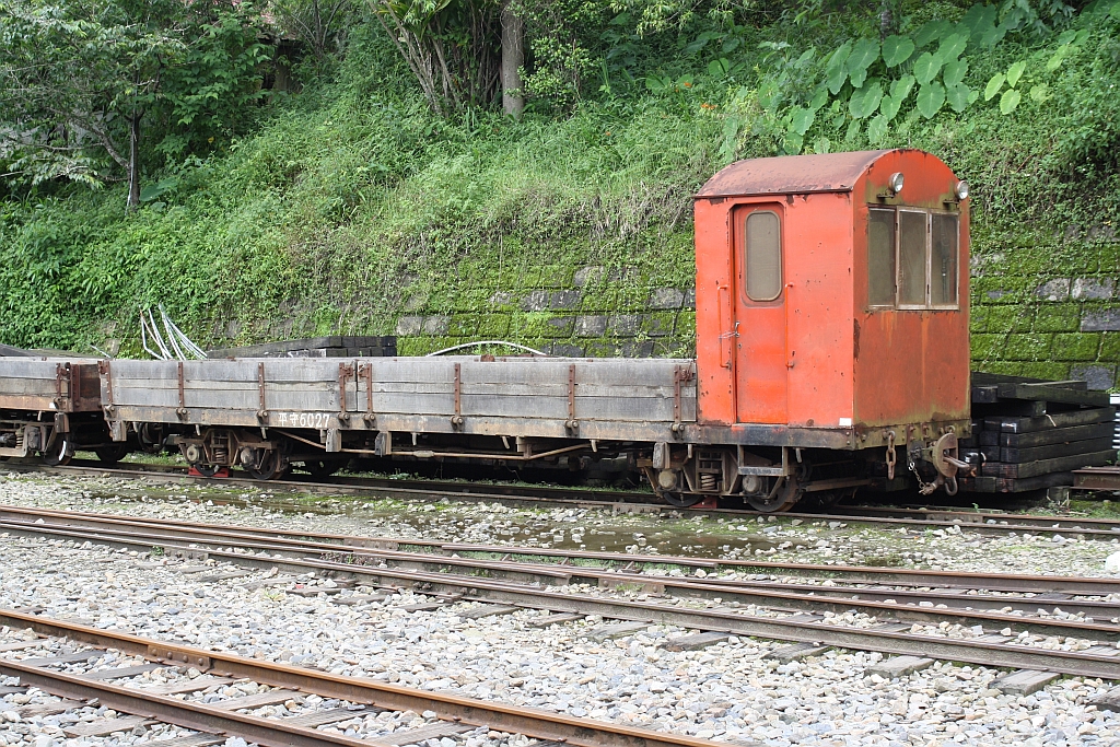 AFR Flachwagen mit Kabine 6027 am 06.Juni 2014 in der Fenchihu Station.