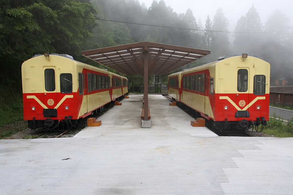 AFR SPC13, 14 und 3 weitere SPC am 05.Juni 2017 in der liebevoll gestalteten Pseudo-Station gegenüber der Chaoping Station.

