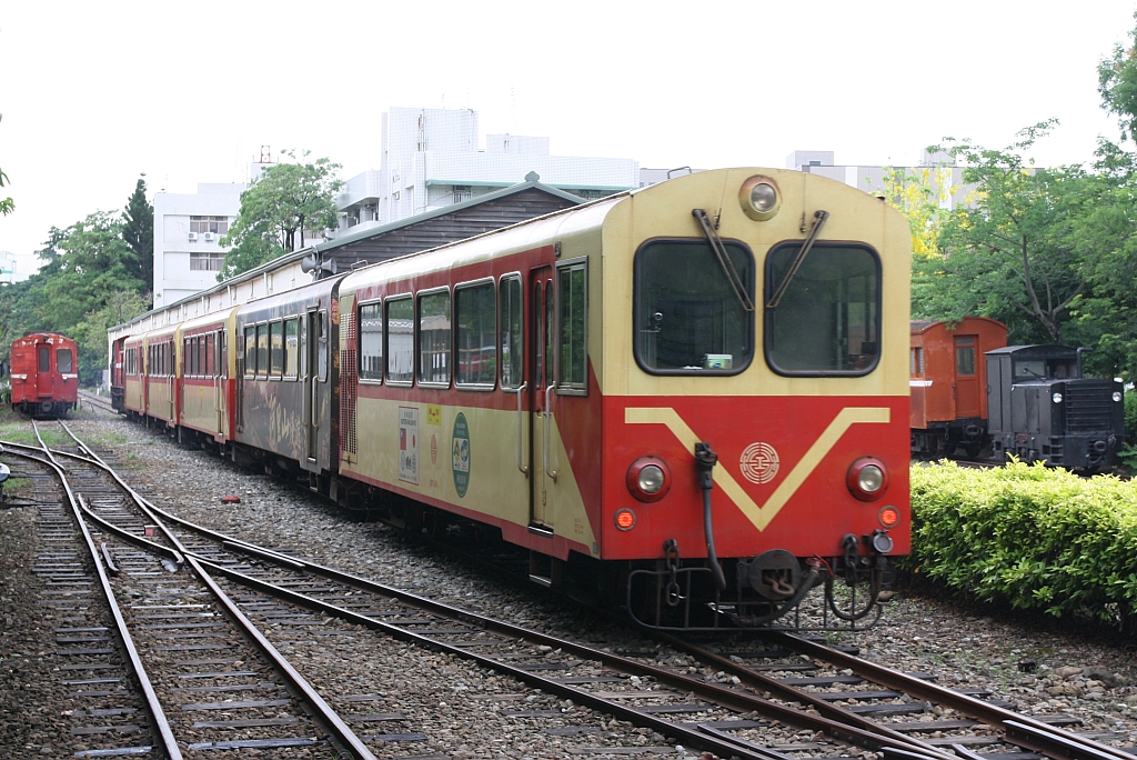 AFR SPC46 (Chiayi Machinery-Taiwan, Bauj. 2000) am 04.Juni 2017 als letztes Fahrzeug des Zug 10 (Beimen Station - Chiayi Station) bei der Fahrt durch den Chiayi Garage Park.