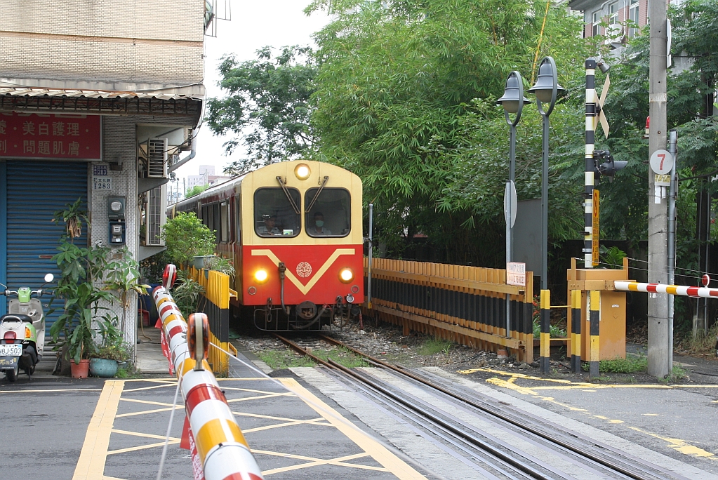 AFR SPC46 (Chiayi Machinery-Taiwan, Bauj. 2000) am 04.Juni 2017 als erstes Fahrzeug von Zug 1 (Chiayi Station - Fenqihu Station) vor der Kreuzung mit der Wenhua Road.