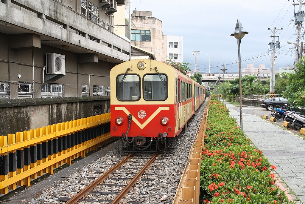 AFR SPCxx am 04.Juni 2017 als letztes Fahrzeug des Zug 300 (Beimen Station - Chiayi Station) bei der Fahrt durch Chiayi.