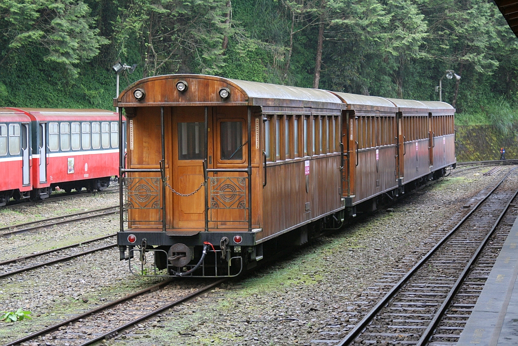 AFR TC07 und 3 weitere TC0x am 05.Juni 2014 in der Alishan Station. Die Wagen TC01-03 und TC05-09 wurden im Jahr 2005 auf Flachwagen aufgebaut. Das für den Kasten verwendete Holz stammt von dem über 1000 Jahre gigantischen alten Baum, welcher der Sacred Tree Station Ihren Namen gab. Leider stürzte diese geschütze Baum nach einem Blitzschlag um, sodaß sein Holz einer sinnvollen Verwendung zugeführt werden konnte.