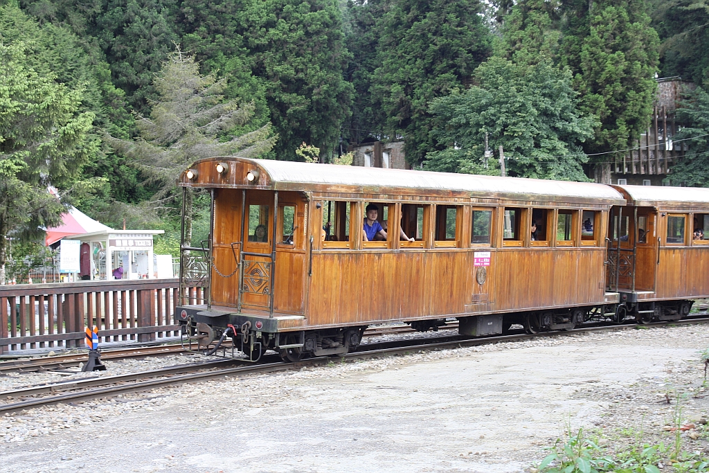 AFR TC07 fährt am 04.Juni 2014 am der Spitze des Zug 49 von Alishan Station in die Chaoping Station ein.