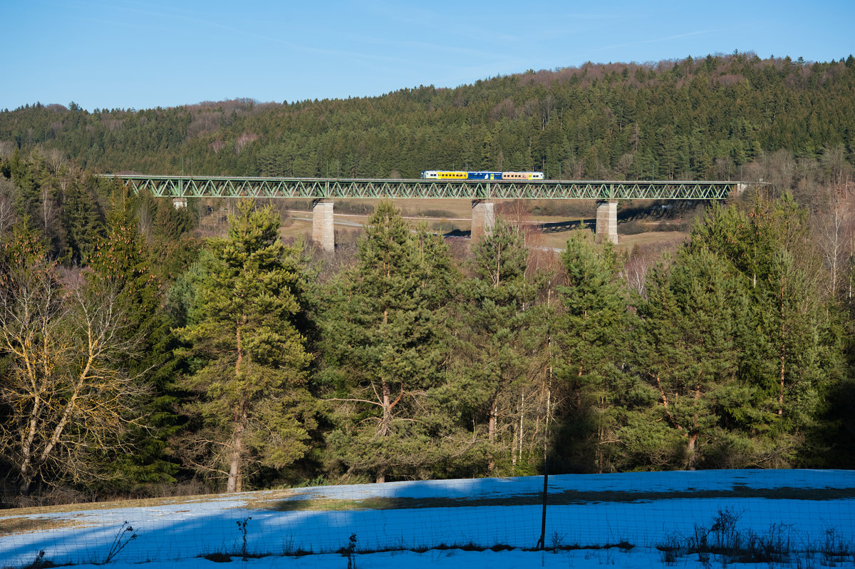 ag 84201 von Neumarkt (Oberpf) nach Plattling bei Überquerung des Labertalviadukts in Deining, 24.02.2019