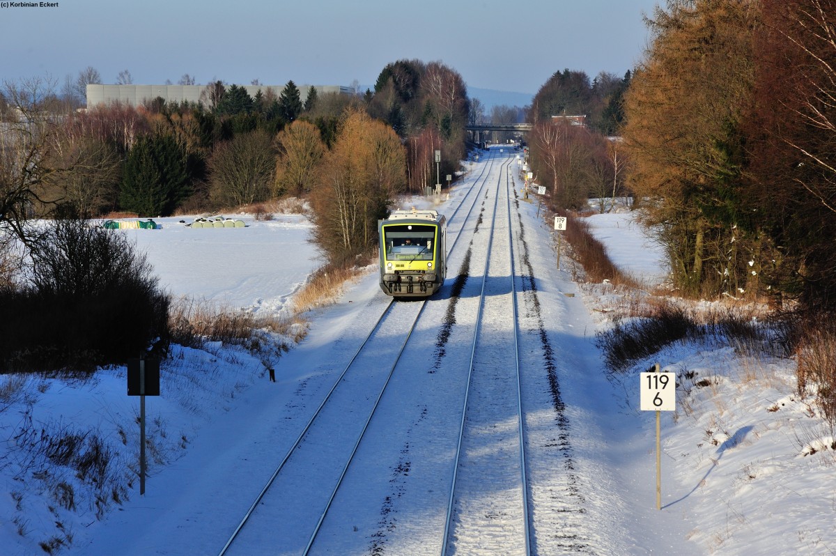 Ag 84586 mit 650 709 von Marktredwitz nach Bayreuth an der langen Gerade bei Waldershof, 07.02.2015