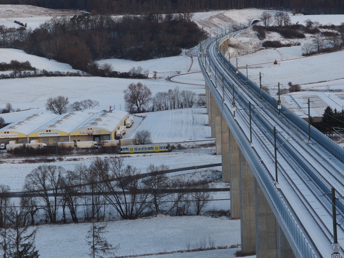 ag aus Lichtenfels kommend nach Coburg am 10.12.2017.
Im Blick die Füllbachtalbrücke der NBS Erfurt-Ebensfeld  zwischen Niederfüllbach und Grub am Forst LKR.Coburg.