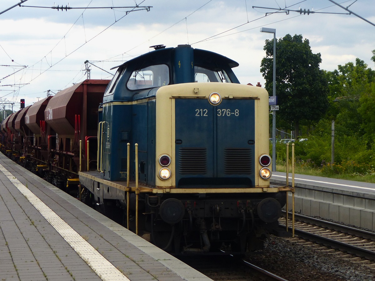 AGGERBAHN 212 376 mit Güterzug in Bünde (Westf.), 19.07.2023