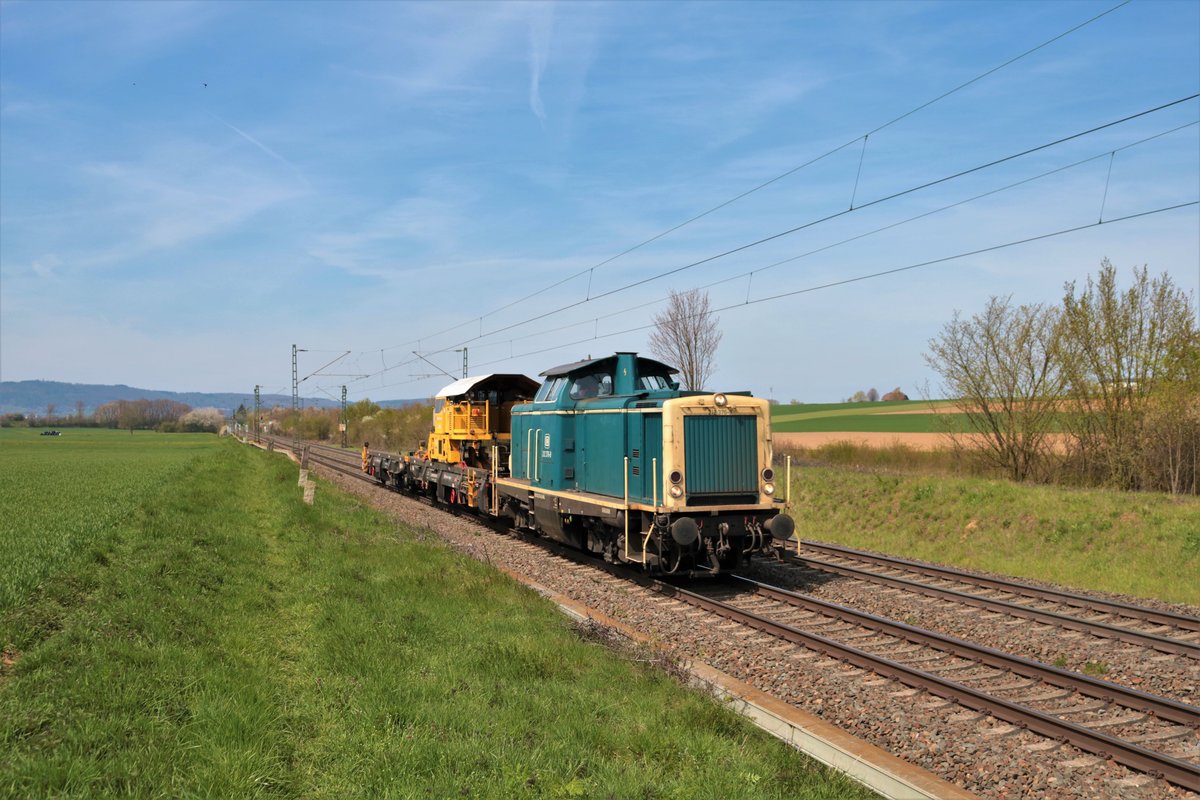 Aggerbahn V100 West (212 376-8) mit Bauwagen in Nieder Mörlen am 24.04.21