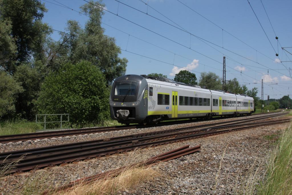 Agilis 440906 fährt am 6.6.2015 in Nersingen in Richtung Ulm durch.