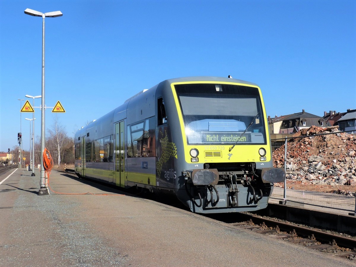 Agilis 650 720 am 28.02.2021 im Bahnhof Weiden Oberpfalz. Im Hintergrund die Trümmer einer alten Lagerhalle, die letztes Jahr abgebrannt war.