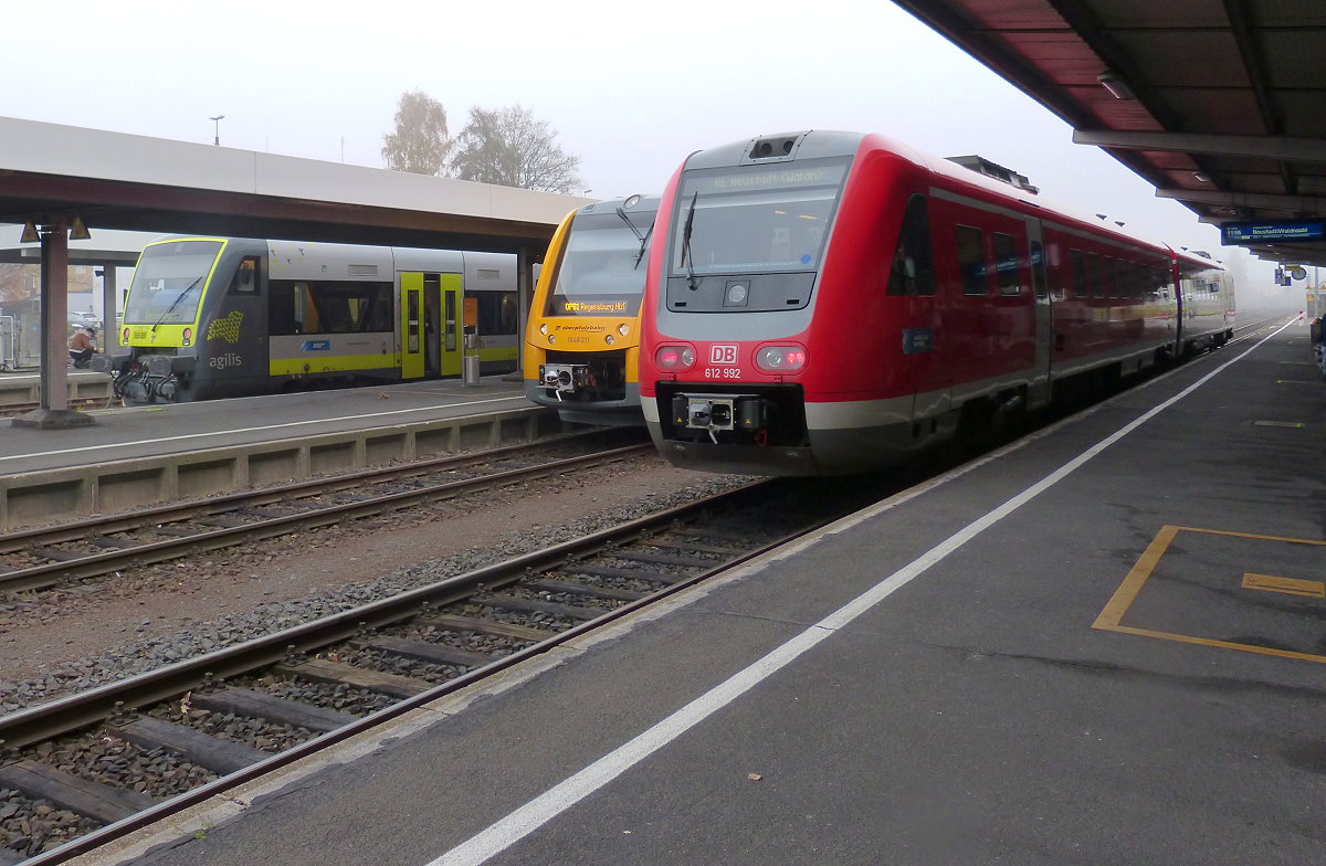 Agilis nach Weidenberg, Oberpfalzbahn nach Regensburg und RE nach Neustadt waldnaab im Bahnhof Weiden 26.10.2019