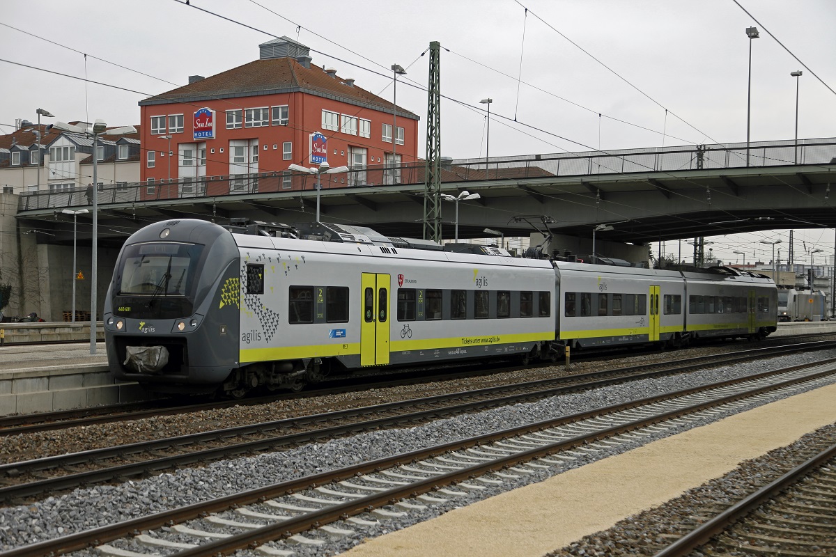 Agilis Triebwagen 440 401 fährt am 12.02.2014 in den Bahnhof Regensburg Hbf. ein.