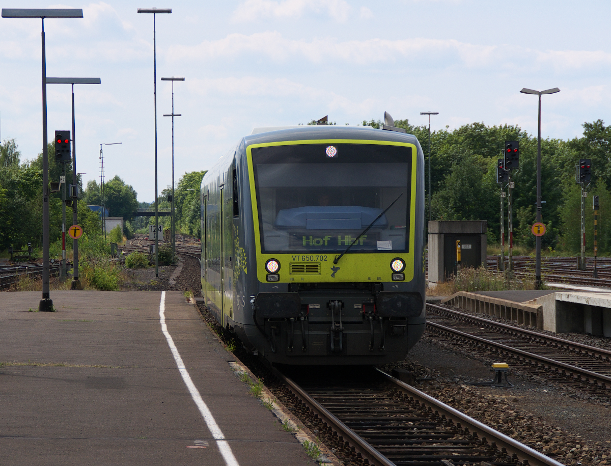 Agilis VT 650.702 kommt aus Kirchenlaibach und hat Einfahrt in den Bahnknoten Marktredwitz. Marktredwitz liegt an den Strecken 5050 Weiden - Oberkotzau (Hof) und 5903 Nürnberg - Schirnding Grenze (Cheb/Eger). Nach einigen Minuten Aufenthalt geht es weiter nach Hof. 15.08.2013 