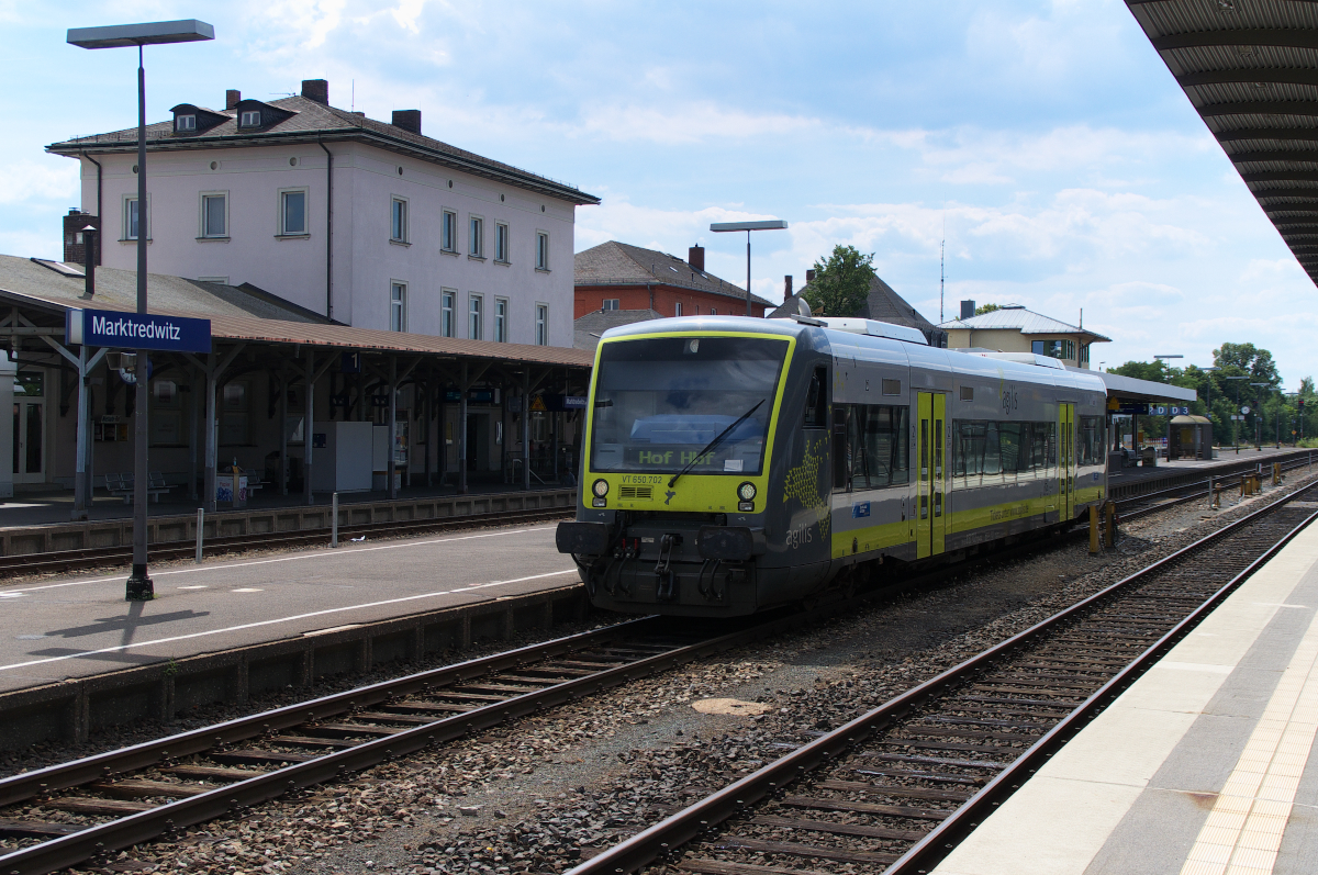 Agilis VT 650.702 wartet in Marktredwitz auf den Abfahrauftrag nach Hof. In Marktredwitz gibt es noch ein Rotkäppchen, also einen Bahnhofsvorsteher. Dementsprechend sauber zeigt sich auch der Bahnhofsbereich. 15.08.2013 