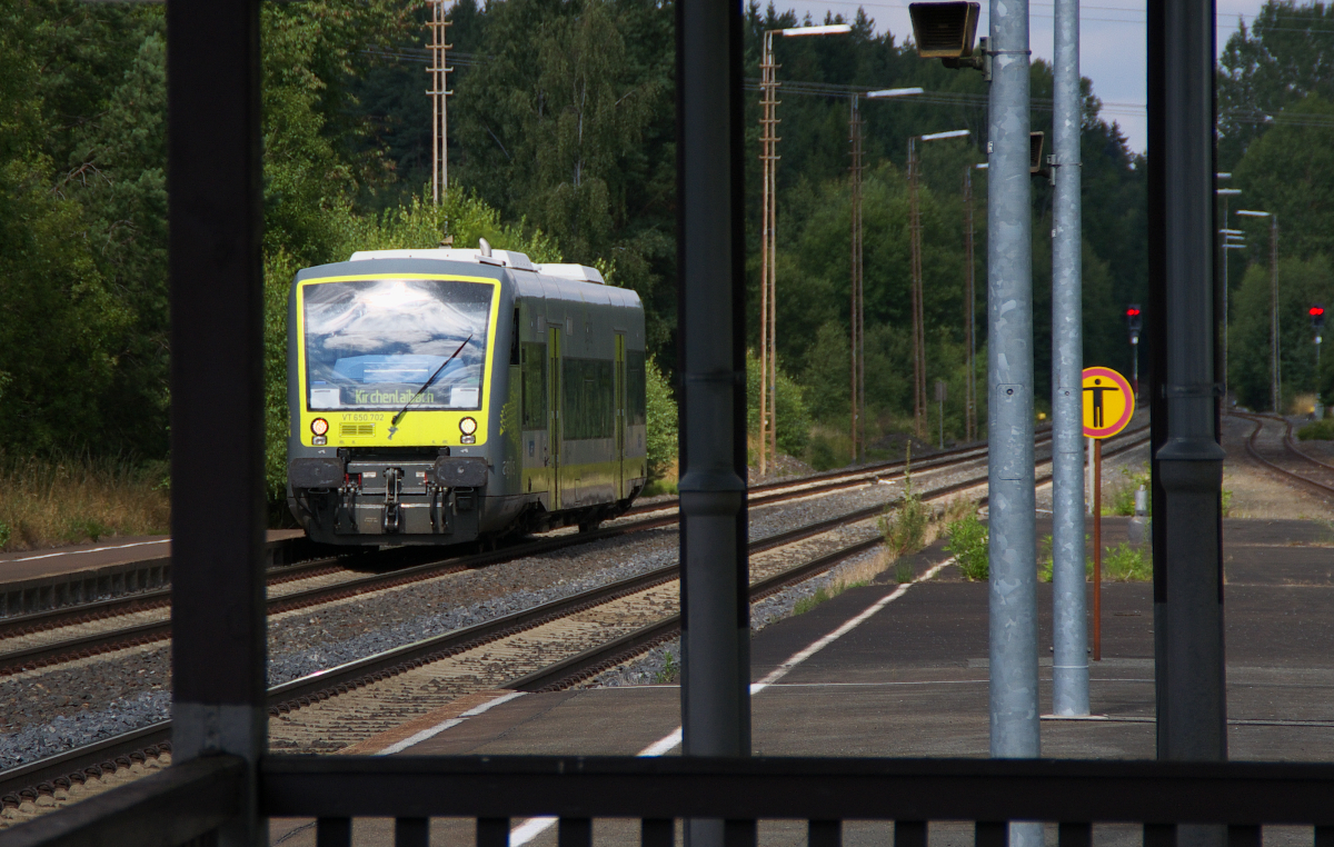 Agilis VT 650.702 wird gleich in Wunsiedel-Holenbrunn halten bevor es nach Kirchenlaibach weiter geht. Bahn Umsteiger gibt es nach dem Rückbau der Strecken nach Selb und Leupoldsdorf nicht mehr. Bahnstrecke 5050 Weiden - Oberkotzau am 15.08.2013