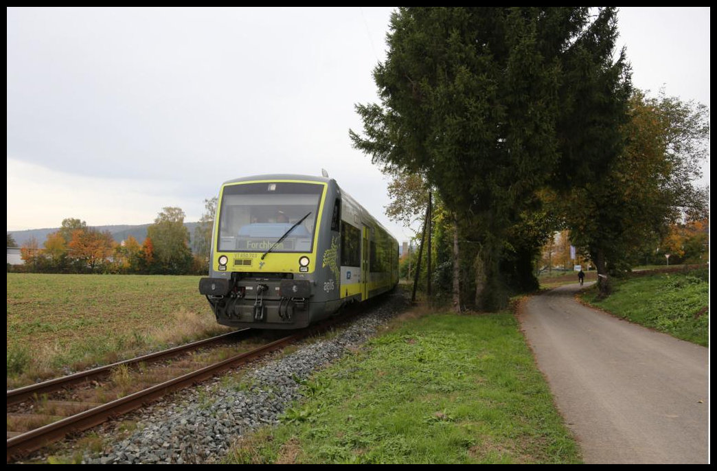 Agilis VT 650.703 hat hier am 21.10.2019 13.04 Uhr gerade Ebermannstadt in Richtung Forchheim verlassen. Als zweiter VT läuft VT 650.736 mit.