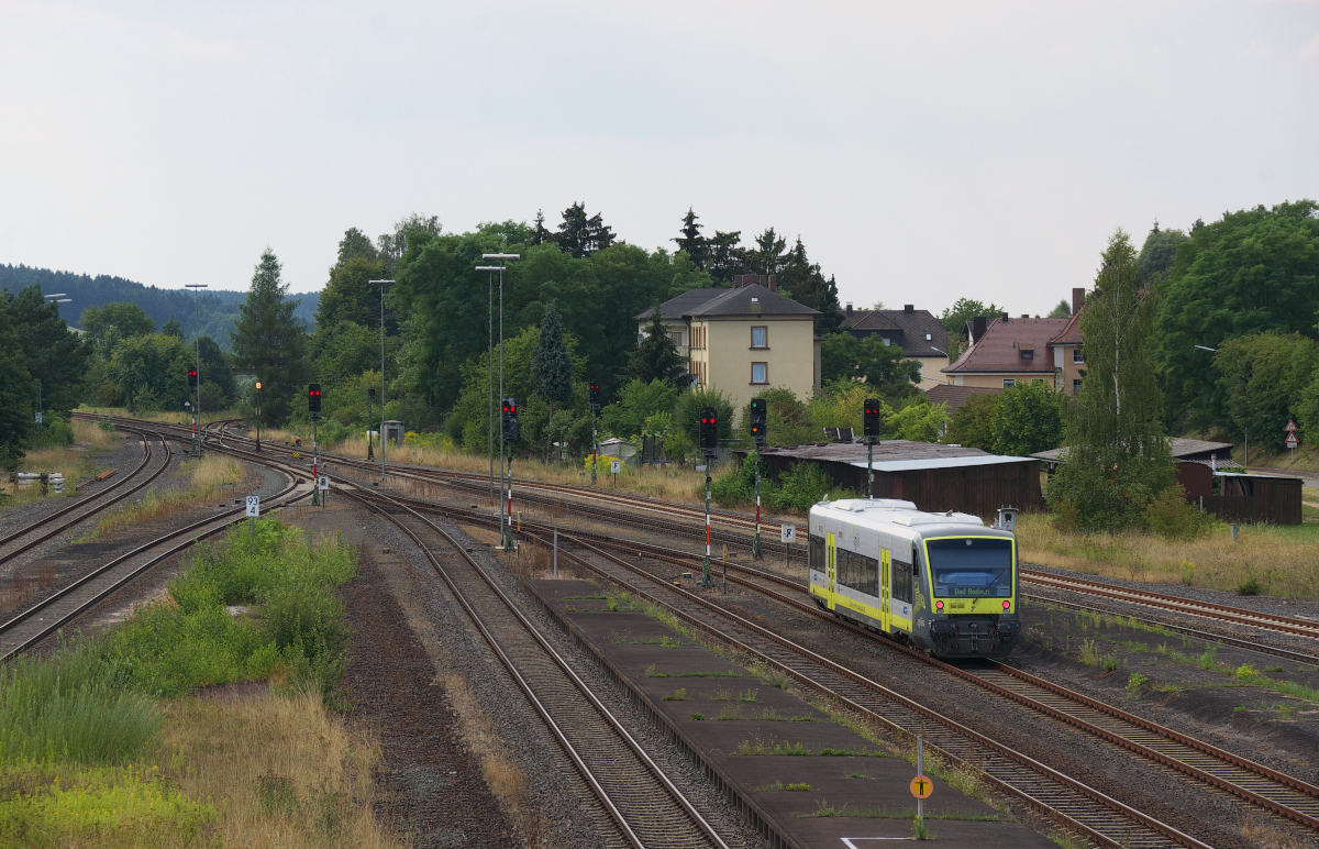 Agilis VT 650.713 verlässt den Bahnknotenpunkt Kirchenlaibach in Oberfranken. Der Zug ist auf der Relation Weiden - Bayreuth - Bad Rodach unterwegs. Bahnstrecke 5051 Weiden - Neuenmarkt-Wirsberg am 21.08.2015