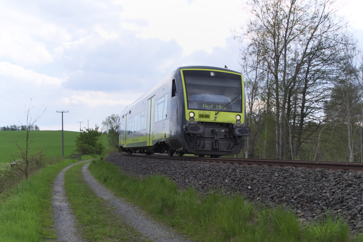 Agilis VT 650.716 ist in Oberfranken auf der Relation Münchberg - Hof unterwegs. Einige Kilometer verläuft die Bahnstrecke entlang der Sächsischen Saale, hier bei Förbau. 23.05.2019