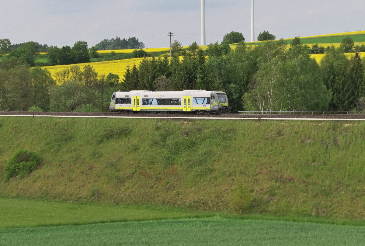 Agilis VT 650.737 ist auf der Relation Bad Steben - Hof - Marktredwitz unterwegs und hat das Tal der Saale verlassen und steurt dem Fichtelgebirge zu. Bahnstrecke 5050 Weiden - Oberkotzau bei Fattigau am 23.05.2017