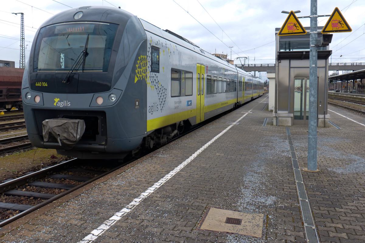 Agils 440 104 als Agilis Express aus Ulm kurz nach der Ankunft in Plattling 06.03.2016